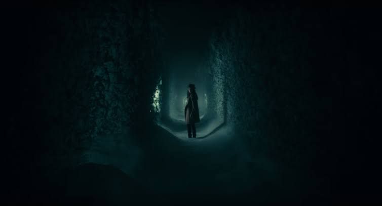 Latar labirin yang ikonik berhasil dihidupkan kembali (indiewire.com)