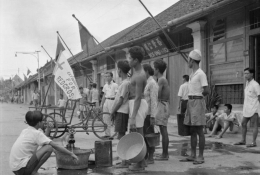 Warga pecinan Surabaya antri air bersih saat perang | foto : IWM