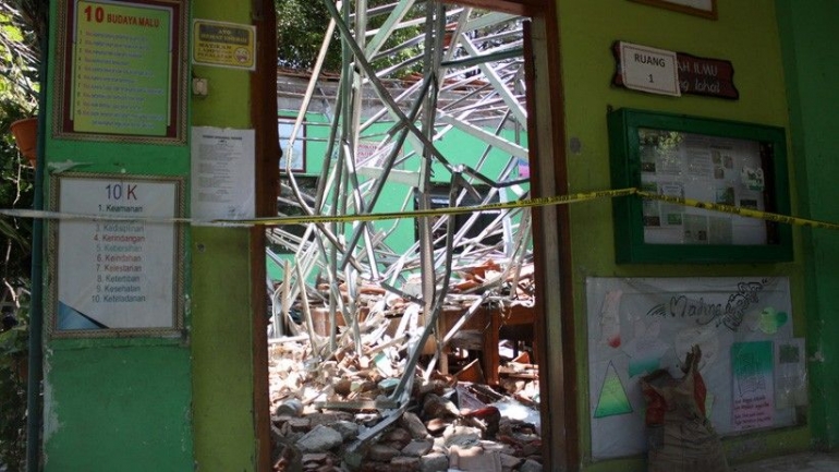 Kondisi bangunan sebuah SD Negeri di Pasuruan yang ambruk. - inews