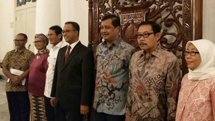 Gubernur DKI Jakarta Anies Baswedan dan beberapa anggota TGUPP | Gambar: tribunnews.com