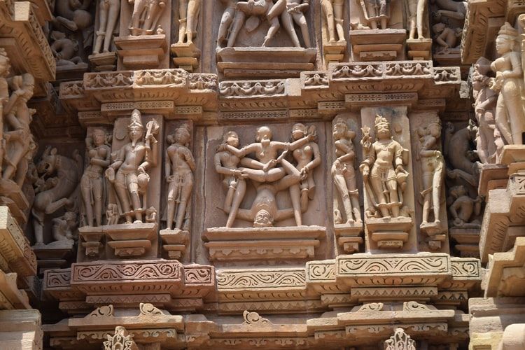 Salah satu bagian terluar relief di kuil Khajuraho, India, yang menunjukkan berbagai bentuk persetubuhan. | Sumber Foto: Unsplash by Utkarsh Singh