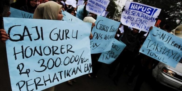 Sejumlah guru honorer yang tergabung dalam Federasi Guru Honorer (FGH) Jawa Barat menggelar aksi di depan Gedung Sate, Bandung, Jawa Barat pada Rabu (18/5/2011). |Sumber: Kompas/Rony Ariyanto Nugroho