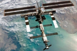 Foto utuh Stasiun Luar Angkasa Internasional saat berada di orbit bumi di atas Laut Kaspia.|Sumber: NASA