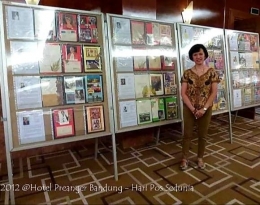 Dokumentasi pribadi |  Lukisan2 prangko ibuku, mendukung Pameran Filateli Kreatif dalam rangka Hari Pos Sedunia, di Hotel Preanger Bandung, tahun 2012