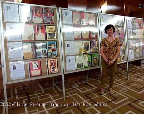 Dokumentasi pribadi | Lukisan2 prangko ibuku, mendukung Pameran Filateli Kreatif dalam rangka Hari Pos Sedunia, di Hotel Preanger Bandung, tahun 2012
