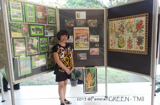 Dokumentasi pribadi | Lukisan2 ibuku, dibawah panel2 yang memuat koleksiku, dan yang dalam panel, sebagai asesoris, guna mendukung Pameran Filateli Kreatif "GREEN", tahun 2015 di Museum Prangko TMII