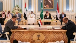 Pemerintahan Yaman dan Kelompok Separatis Yaman Selatan (STC) Menandatangani Kesepakatan Perjanjian Riyadh (Aljazeera/Handout/EPA)