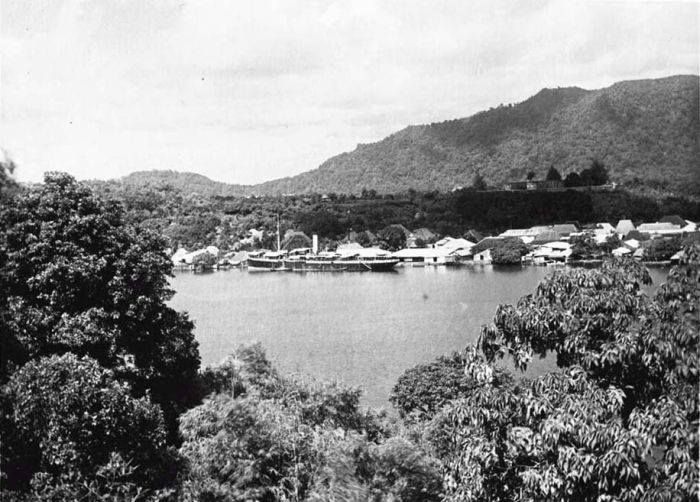 Kawasan Werk dan Pelabuhan Banda (tampak dari Pulau Gunung Api) sebelum terjadi Pengeboman oleh Pasukan Sekutu. sumber: commons.wikimedia.org