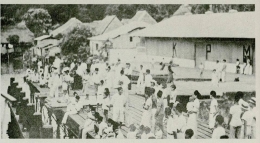 Suasana di Pelabuhan Banda tahun 1930, sebelum terjadi pengeboman oleh Tentara Sekutu tahun 1945. wikimedia