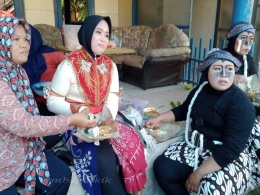 Ibu Winarti pakai jilbab hitam, seorang Kepala Dusun Doko Sari, Desa Sumber Rejo yang berusaha melambungkan seniman tradisional. Dokumen pribadi