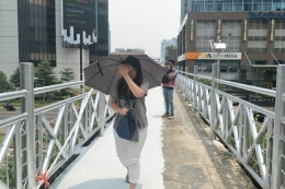 Jembatan Penyeberangan Orang (JPO) Sudirman yang atapnya sudah dicopot | Gambar: KOMPAS.com