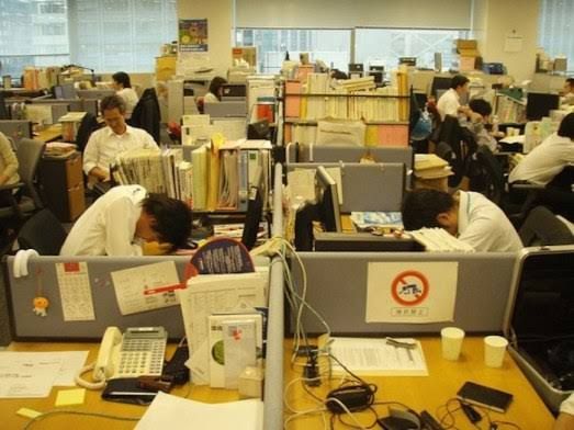 Workaholic di Jepang menyebabkan rentan bunuh diri|Sumber: Hiroo Yamagata via canadiandimension.com