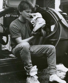 Marty McFly dengan Nike Mag dan Delorean Car
