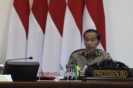 Presiden Joko Widodo (kanan) memimpin rapat terbatas tentang program dan kegiatan bidang politik, hukum dan keamanan di Kantor Presiden, Jakarta, Kamis (31/10/2019). Presiden dalam arahannya mengatakan untuk mengantisipasi perkembangan politik dunia yang dipicu oleh isu kecil, melakukan reformasi hukum yang memberikan jaminan pelayanan dan kesejahteraan masyarakat. ANTARA FOTO/Puspa Perwitasari/hp. (ANTARA FOTO/PUSPA PERWITASARI)