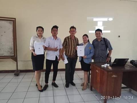 Dr SP Pangemanan, saya dan 3 mahasiswa usai seminar berfoto bersama(sumber:GrasellaKumurur)