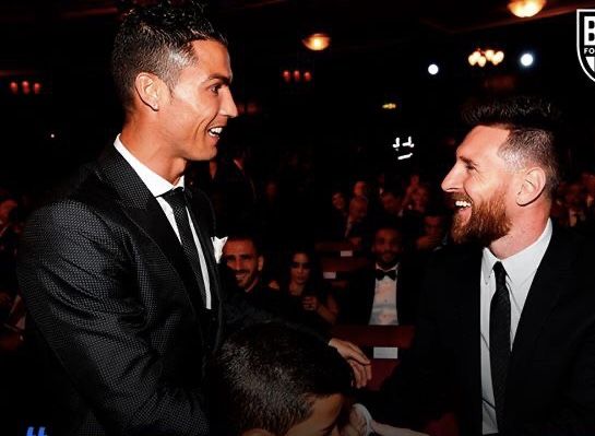 C. Ronaldo (Kiri) dan Messi (Kanan). Sumber foto: Bleacher Report Football 
