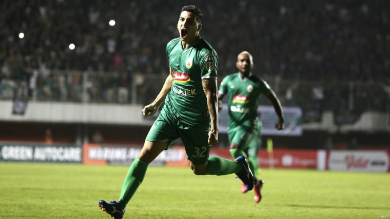 Selebrasi Brian usai cetak gol perdana dan tercepat ke gawang Arema FC. (Foto: bola.com)