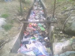 Selokan tersumbat sampah-sampah plastik yang dibuang sembarangan sebelum dibersihkan (dokpri)