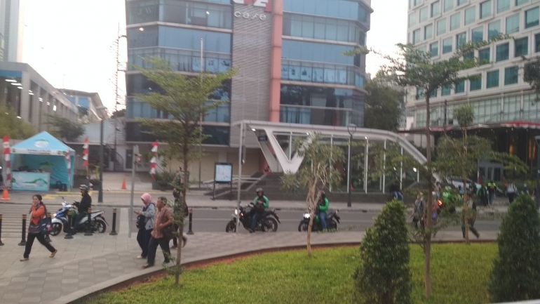 Pengemudi GrabBike di sekitar Stasiun MRT Dukuh Atas. Foto : Dokpri