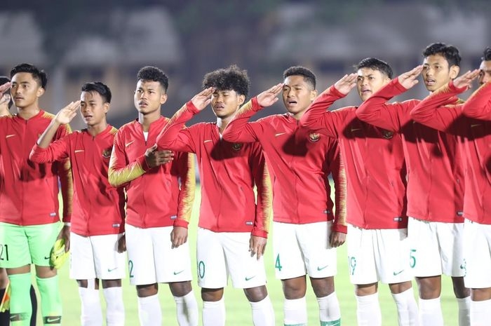 Skuat timnas U-19 Indonesia menyanyikan lagu Indonesia Raya saat menghadapi Hong Kong pada laga kedua Grup K Kualifikasi Piala Asia U-19 2020 di Stadion Madya, Kompeks Gelora Bung Karno, Senayan, Jakarta Pusat, Jumat (8/11/2019)| Sumber: Kompas.com/Garry Lotulung