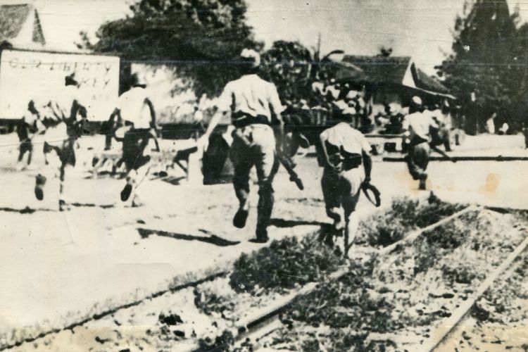  Ilustrasi: Pemberontakan di surabaya pada 10 November 1945.(IPPHOS) | interaktif.kompas.id