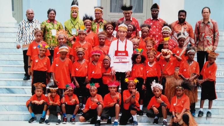 Guru Sergius Asaribab bersama anak-anak SD Negeri Mbait, SD YPPK Salib Suci Agats dan SD Inpres Kemiri foto bersama Presiden Jokowi di depan Istana Negara, Jumat, (11/10/2019). Dok.Guru Asaribab.