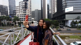 JPO sekaligus tempat selfie di Jakarta. Kalau hujan bagaimana nasibnya (tribunnews.com)