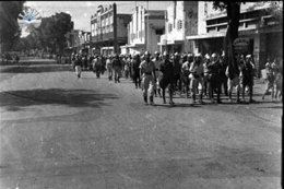 Pejuang dari Malang, termasuk Lasjkar Hisboellah saat berangkat ke pertempuran Surabaya (sumber foto: perpusnas.go.id melalui merdeka.com)