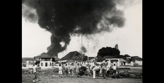 warga Tionghoa di Surabaya bersiap mengungsi saat pertempuran 10 November 1945 (foto koleksi KITLV no. 44715)