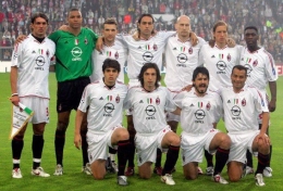 Skuad AC Milan 2004/2005 (sumber : twitter Mootaz Chehade)