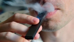 Rokok elektrik sebagai alternatif untuk mengurangi rokok yang dibakar. Dok : bbc