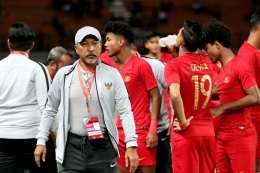 Coach Fakhri saat memimpin asuhanya, kontraknya yang usai pasca kualifikasi piala Asia akan dievaluasi terlebih dahulu oleh PSSI. Sumber: Kompas.com