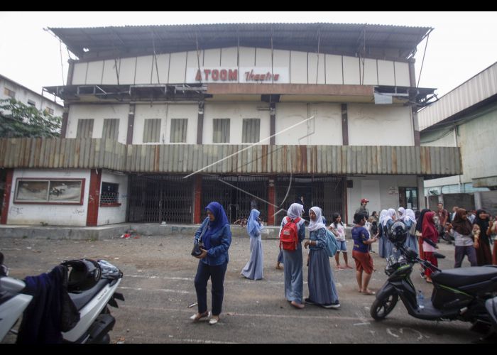 Bioskop Atoom yang telah berhenti beroperasi (sumber: antaranews)
