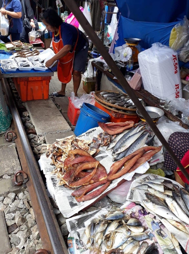 Ikan tetap menjadi dagangan utama di Pasar Maeklong (Dok. pribadi)
