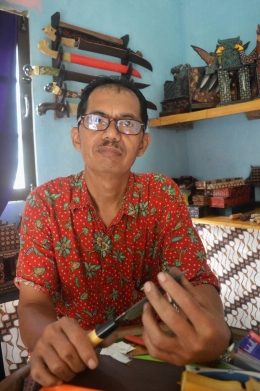 Darmo Sudiman, pengrajin pisau batik dari Yogyakarta. | dokpri