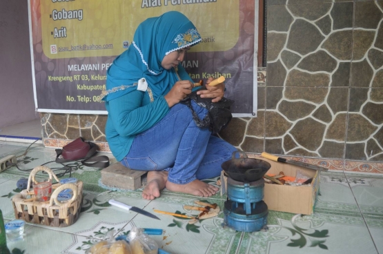 Proses membatik pada logam pisau. | dokpri