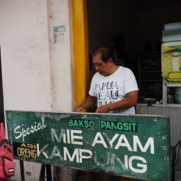 Riyanto (58) pada saat memasak mie ayam untuk pelanggan. Foto : Dinda Ayu