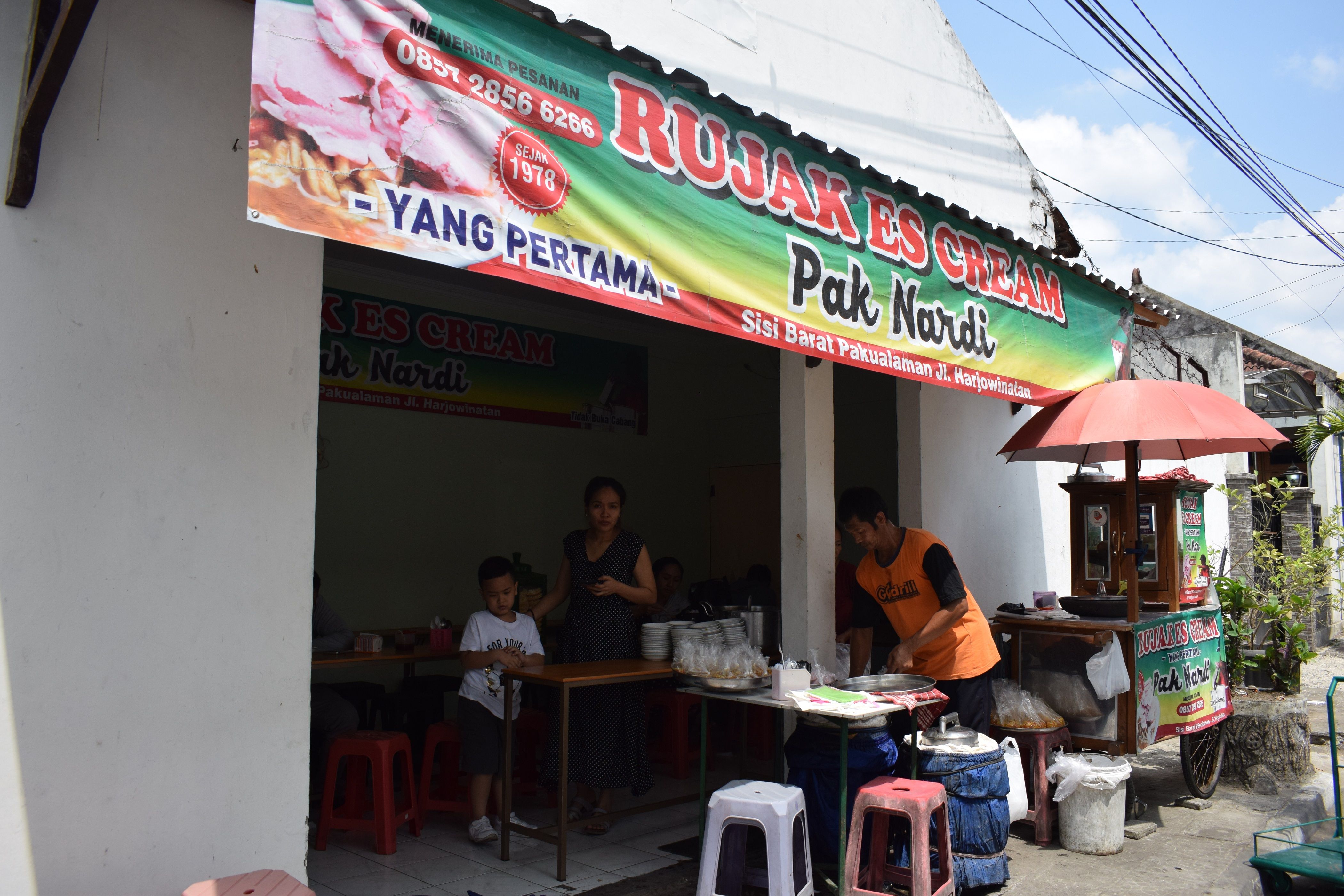 Tempat Rujak Es Krim Pak Nardi sebagai Pionir Pertama sejak 1978 (dok. Narda Sinambela)