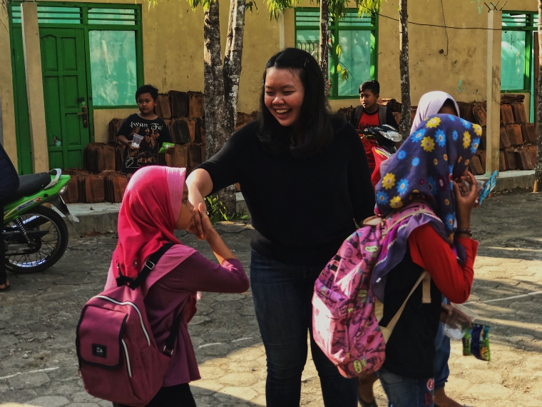 Anak-anak pamit pulang kepada Virgi (dokumentasi pribadi)