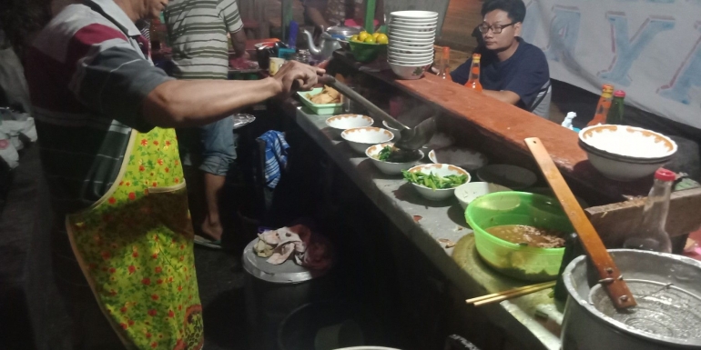 Proses menyajikan semangkuk mie ayam yang dilakukan oleh Cak Uji (foto: dokpri)