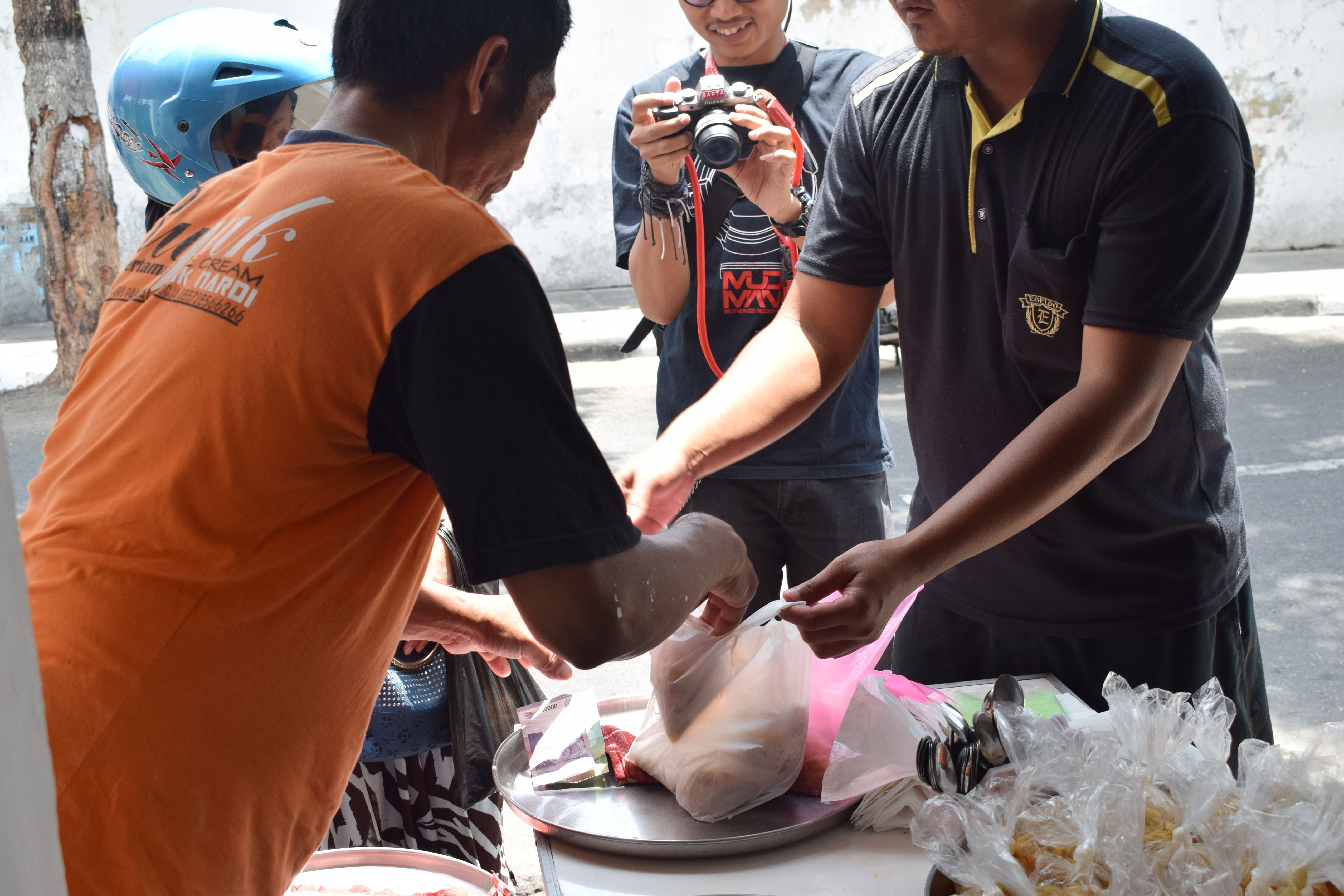 Pegawai Warung Rujak Es Krim Pak Nardi saat melayani pembeli (dok. Narda SInambela)