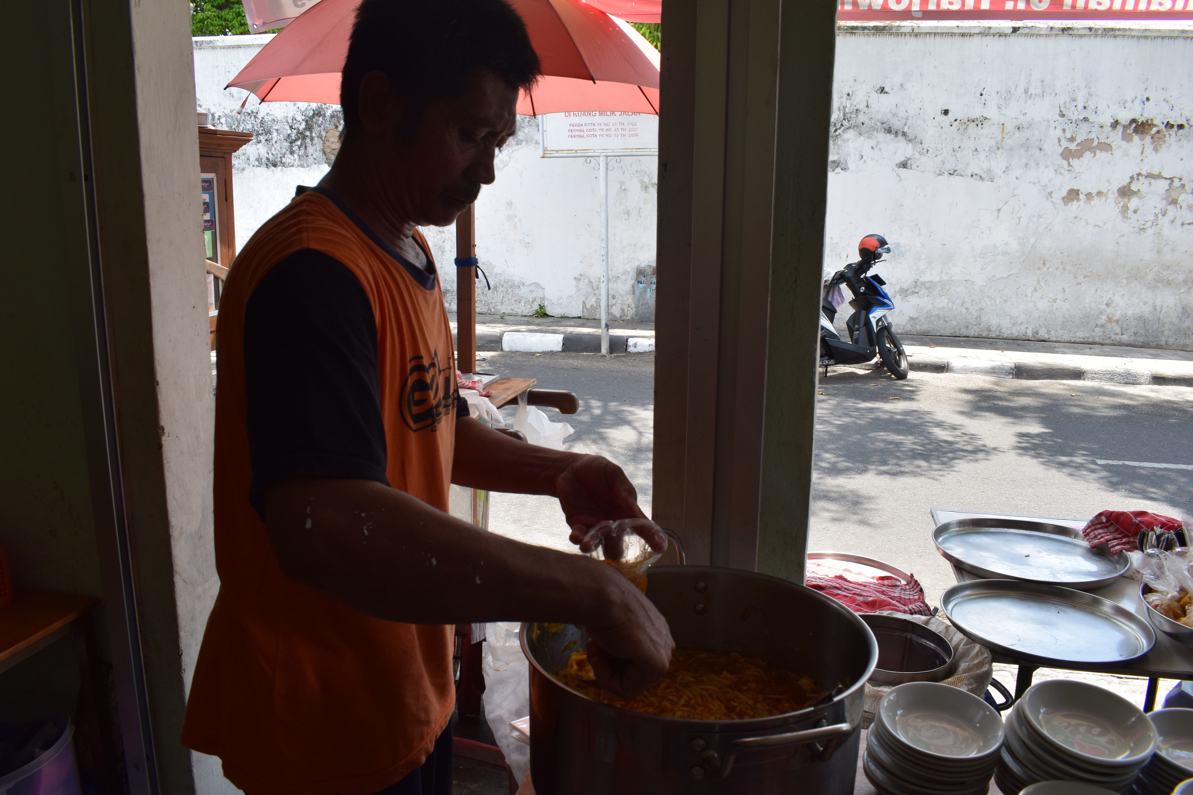 Salah satu pegawai sedang menyiapkan pesanan pembeli (dok. Narda Sinambela)