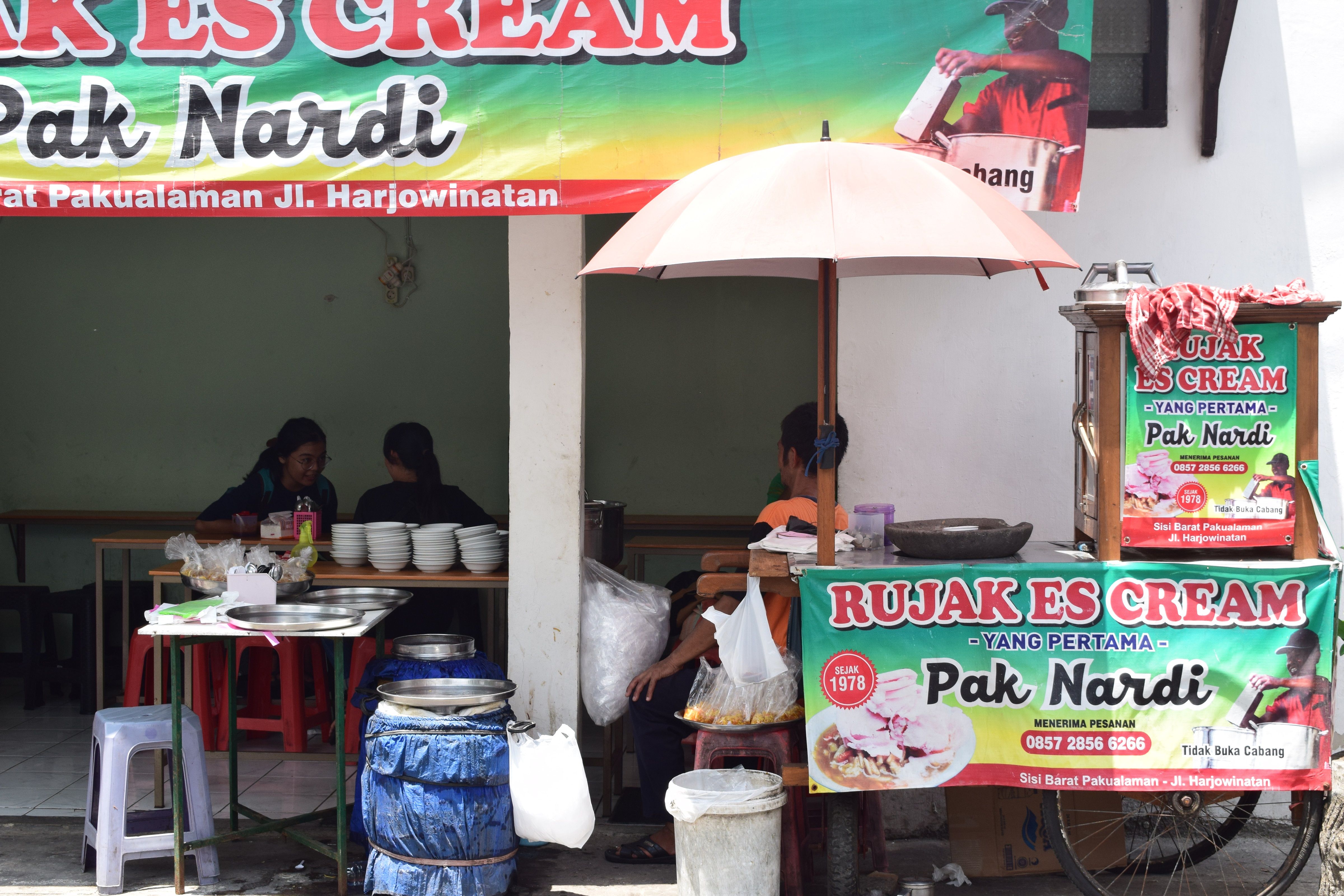 Penulis saat mewawancarai Novia, penerus kedua Rujak Es Krim Pak Nardi (dok. Narda Sinambela)