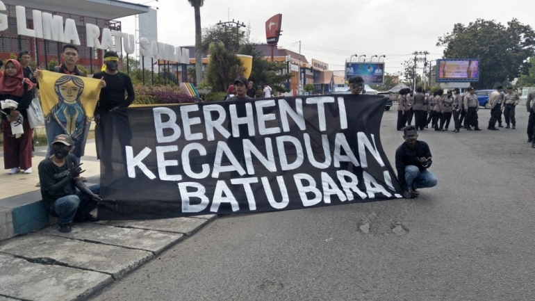 SJW anti batubara sedang berdemo. Sumber: twitter.com/350indonesia