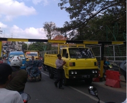 Sebuah truk yang kedapatan melintas di atas Jembatan Muharto Kota Malang. - Dok. DPUPR Kota Malang