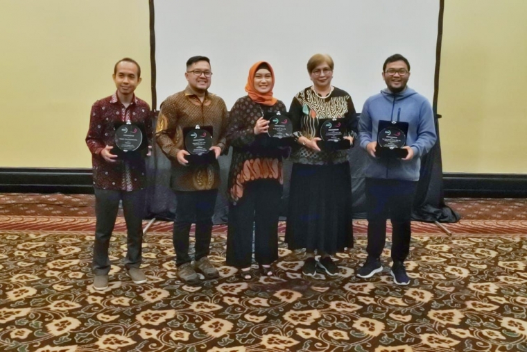 Dari kiri ke kanan: Aji, Arriyo, Amaliya, Ardini, Arde (dok. Vika)