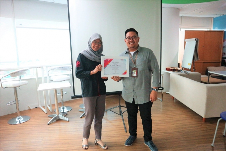 Pemberian apresiasi berupa piagam dari ketua PERHUMAS Muda Jakarta Raya Nur Syifa Aini kepada Head of Corporate Communications PT Elnusa Petrofin (EPN), Putiarsa Bagus Wibowo. Dok. PERHUMAS