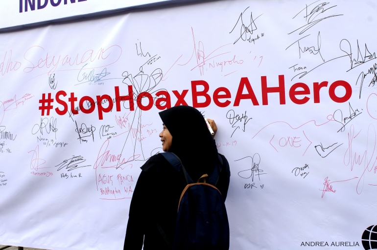 Tagar StopHoaxBeAHero / Andrea Aurelia