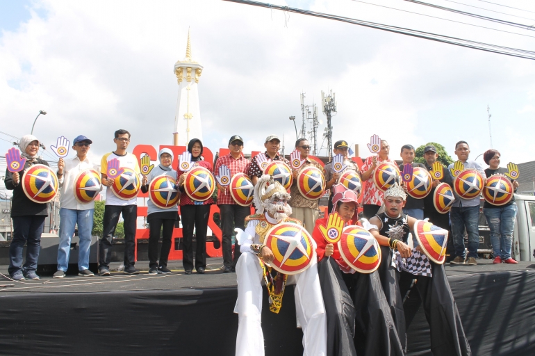 Foto dengan caping berlogo STOP Hoax Indonesia sebagai tameng perangi hoax, usai deklarasi / Andrea Aurelia