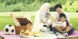 Contoh keluarga bahagia sumber foto : majalah.lazisalharomain.org
